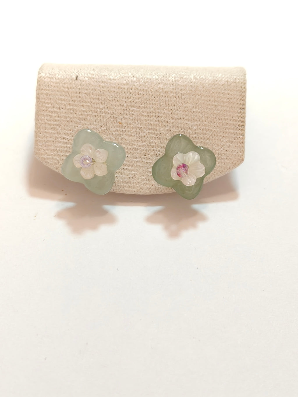 WE minimalist flower jadeite earring