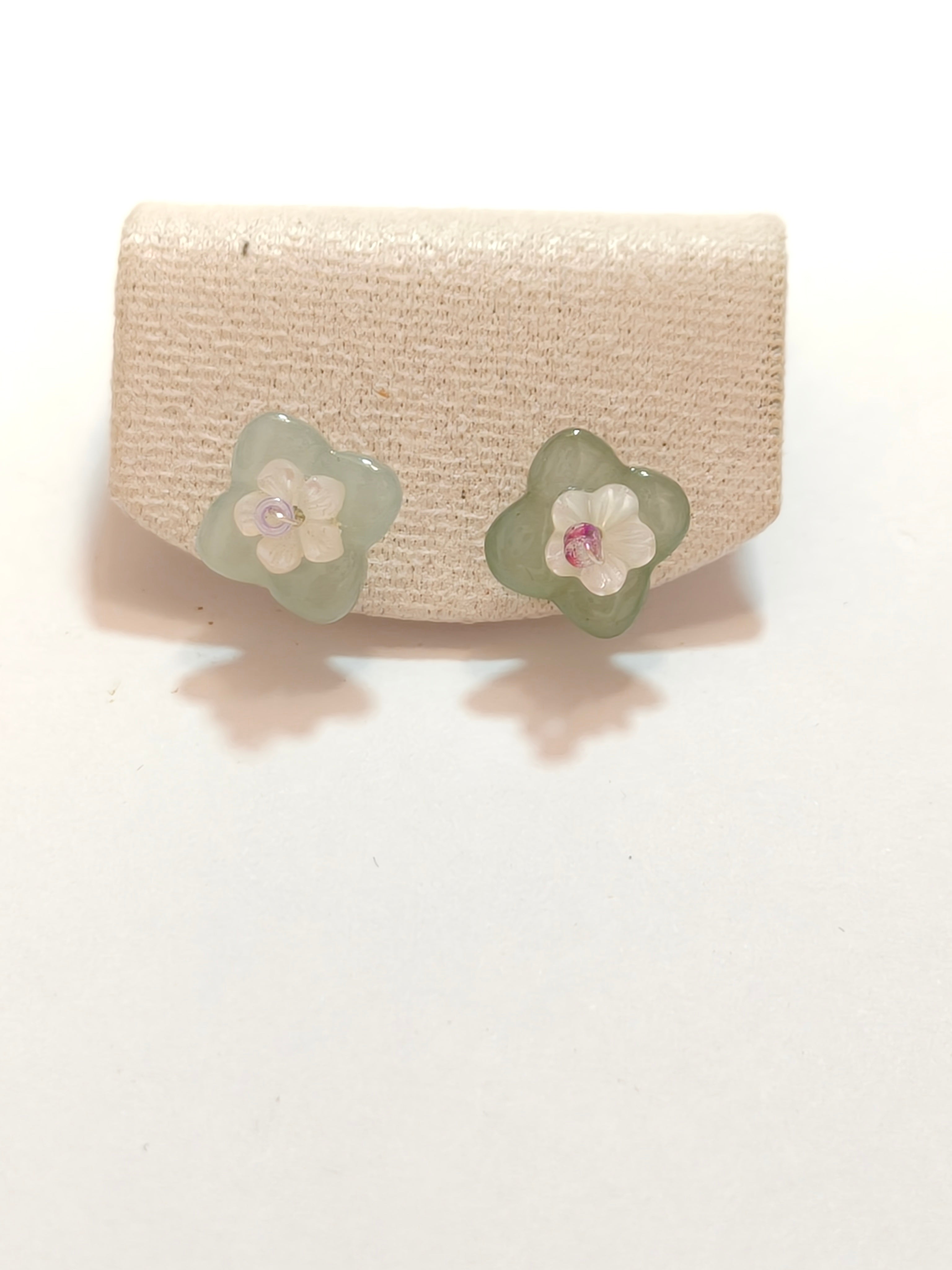 WE minimalist flower jadeite earring