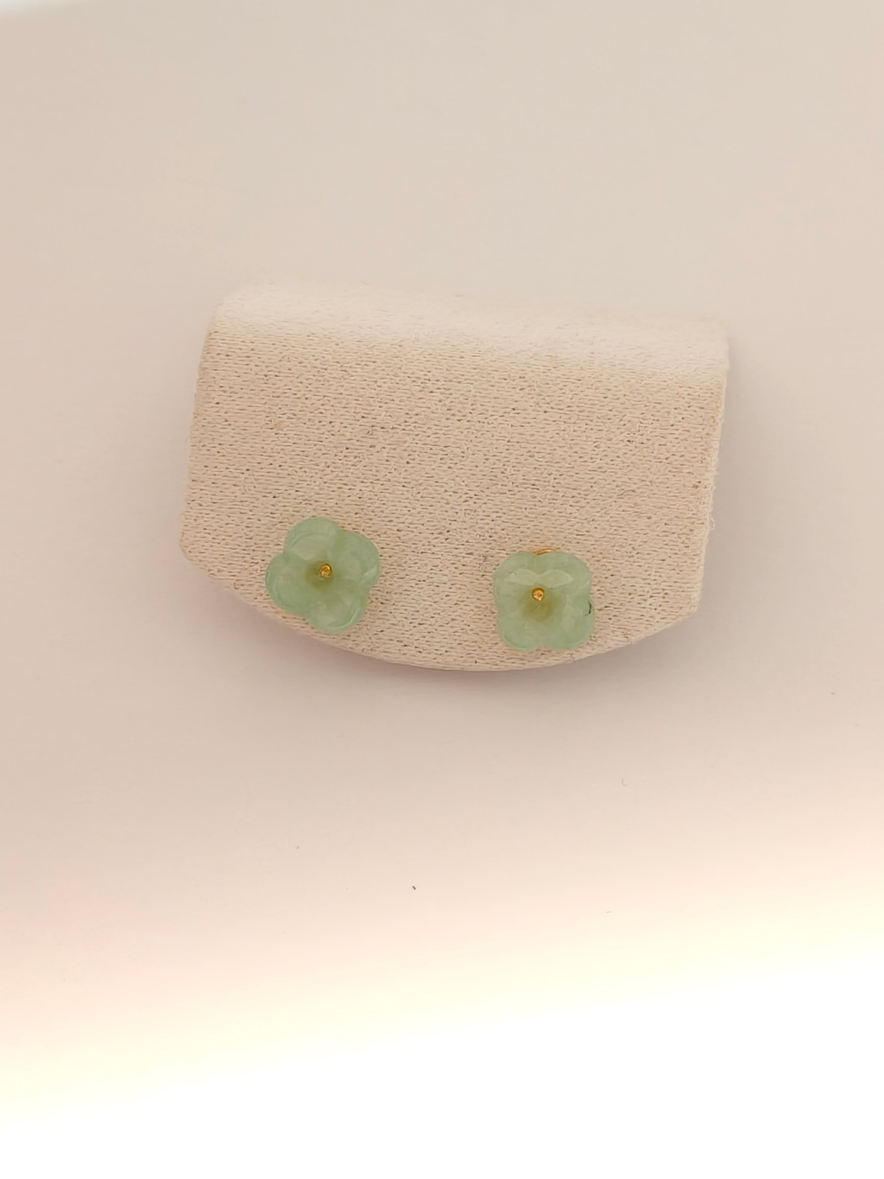 WE minimalist flower jadeite earring