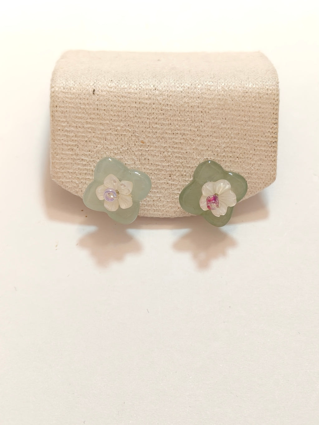 WE minimalist flower jadeite earring