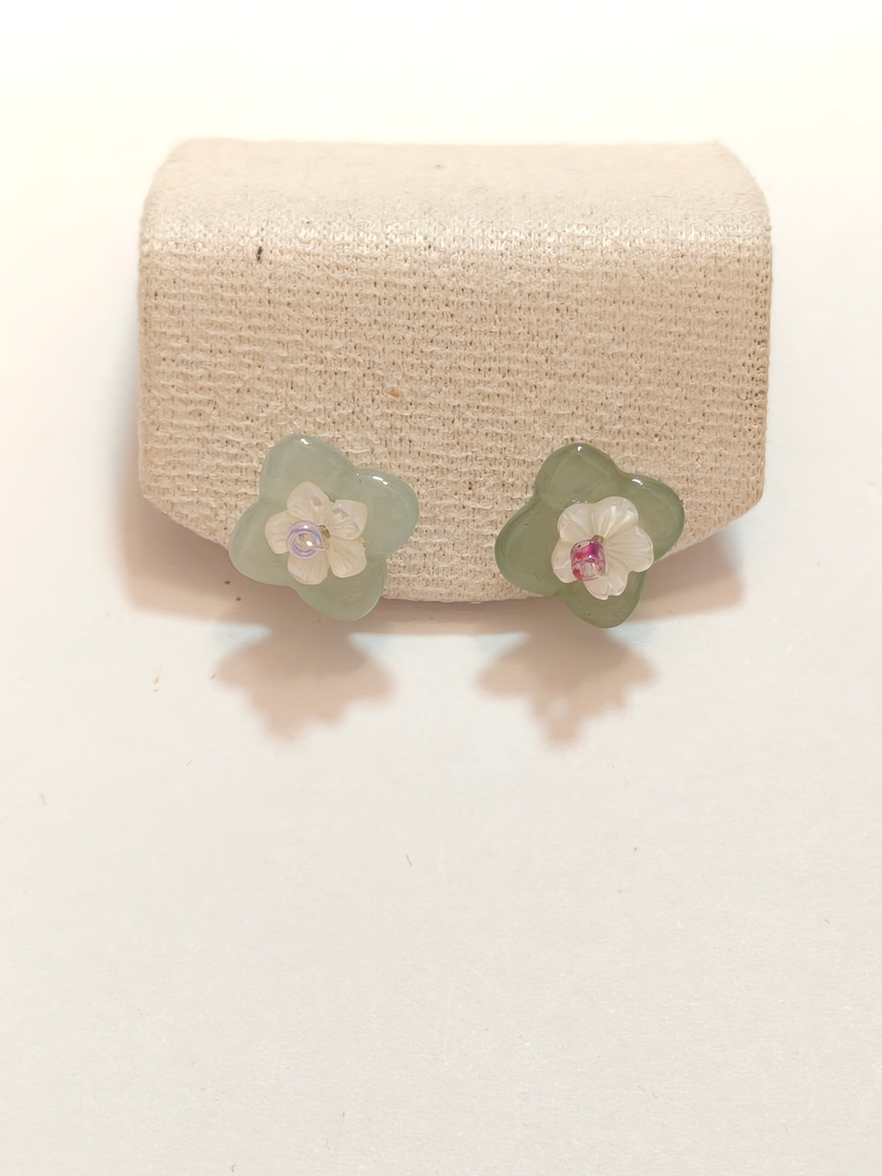WE minimalist flower jadeite earring