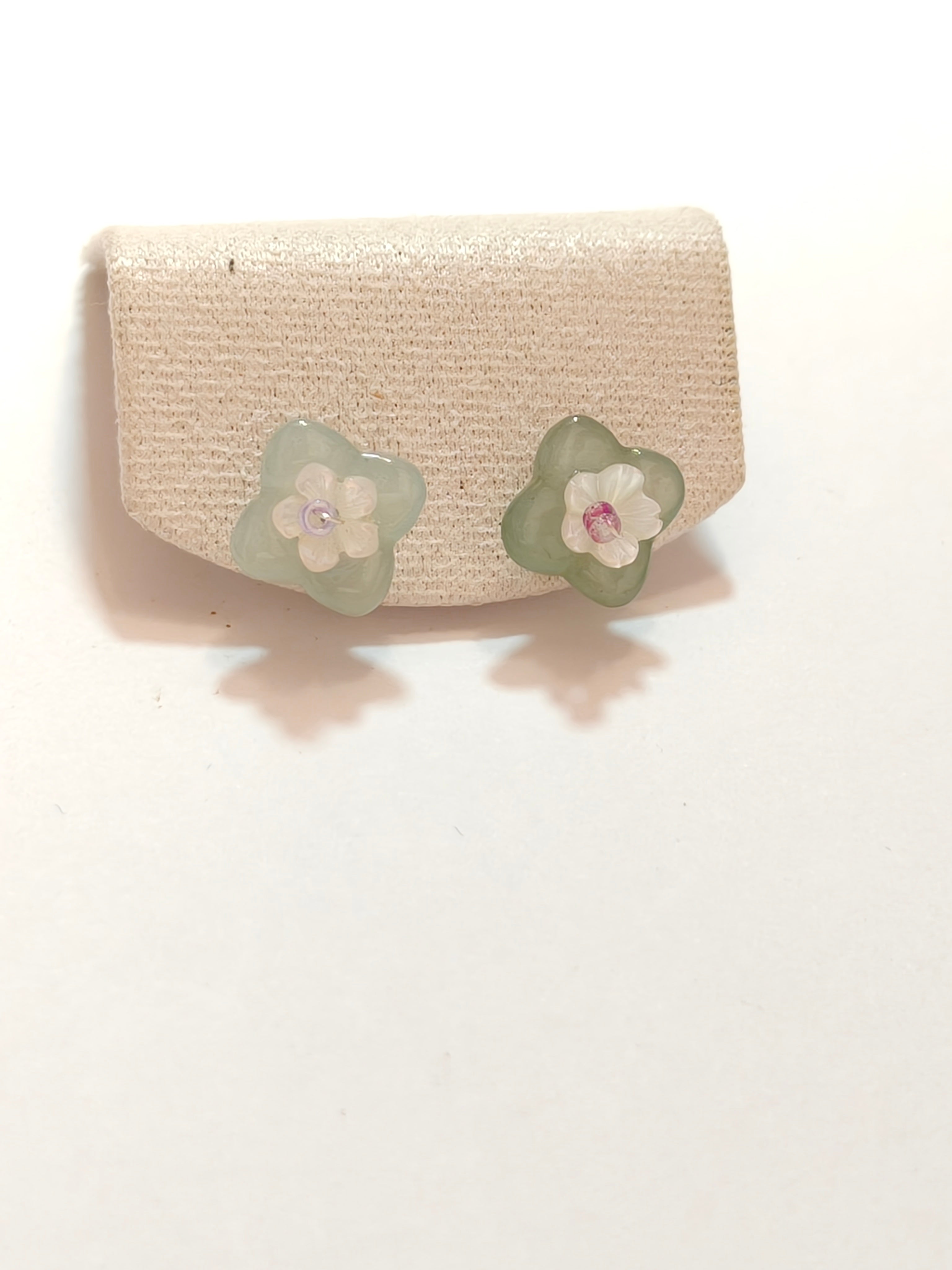 WE minimalist flower jadeite earring